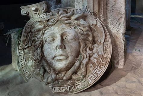 la medusa simbolo di versace